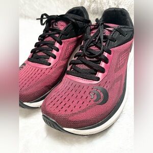 WOMENS SIZE 7.5 TOPO ATHLETIC ULTRA FLY 3 ZIPFOAM BURGUNDY BLACK ATHLETIC SHOES